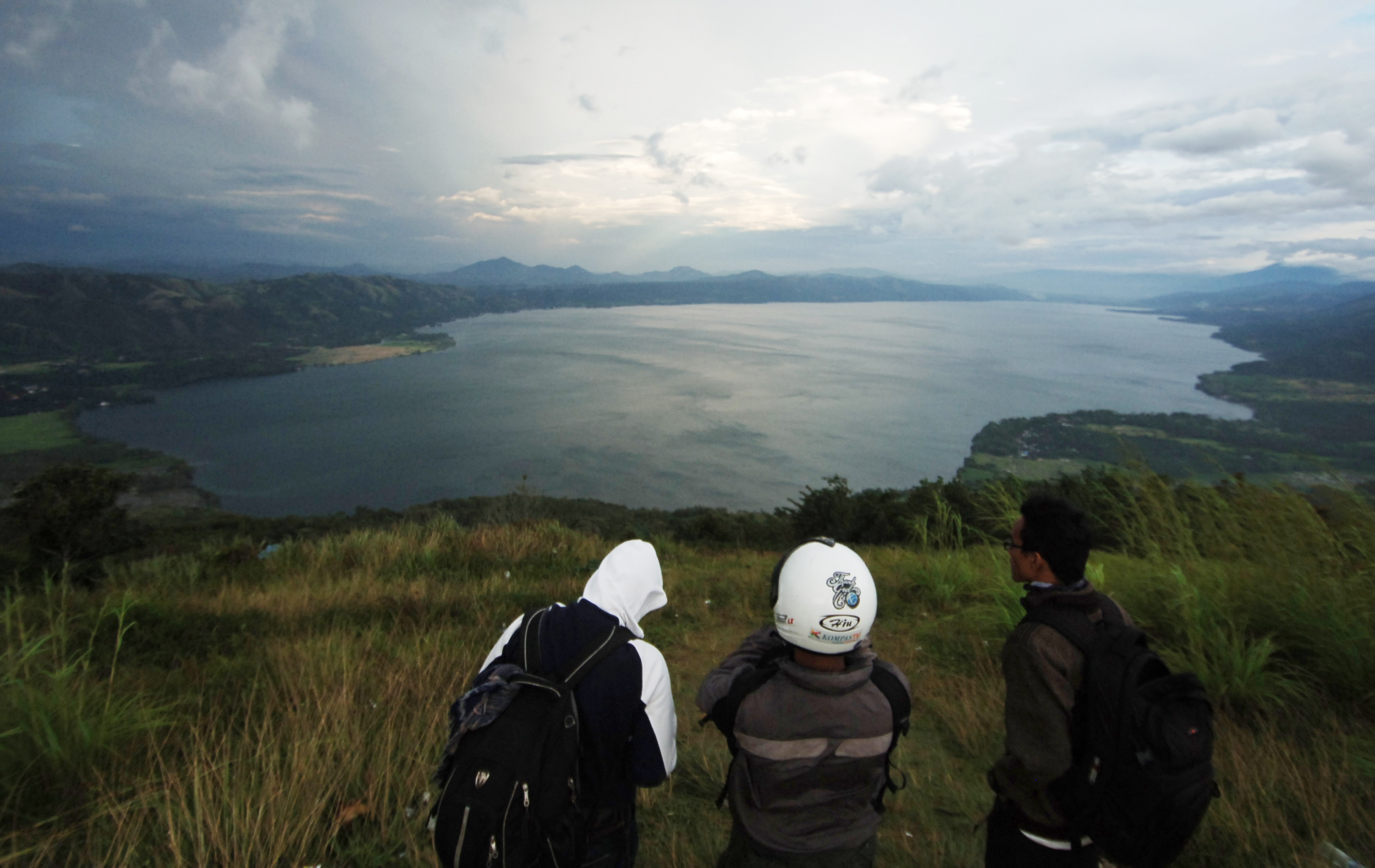 Download this Pengunjung Melihat Panorama Danau Singkarak Dari Puncak Pusaran Angin picture